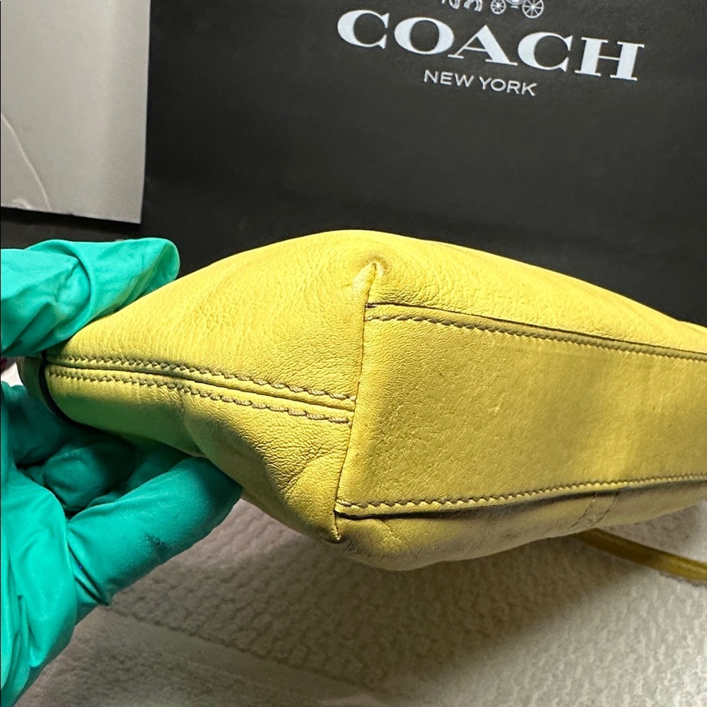 Y2K Coach Vibrant Yellow turn-lock wristlet - Picture 13 of 13